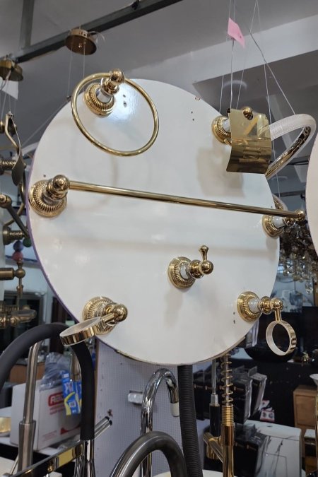 ✨ طقم إكسسوارات حمّام كلاسيك – ذهبي لامع